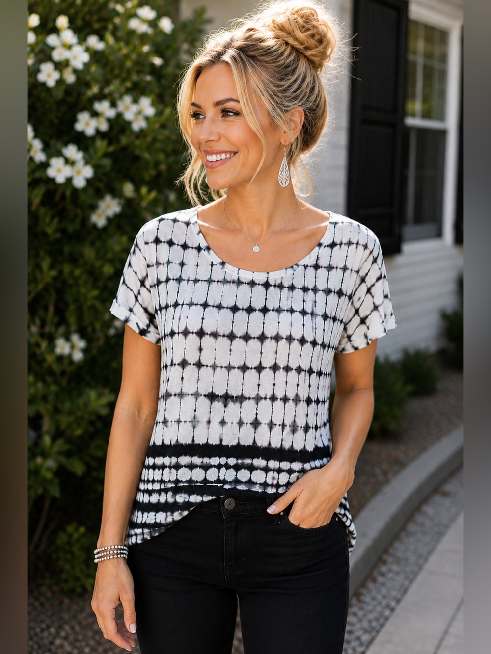 Rose & Olive Black White Geometric Print Tee Medium Casual Stretch Top